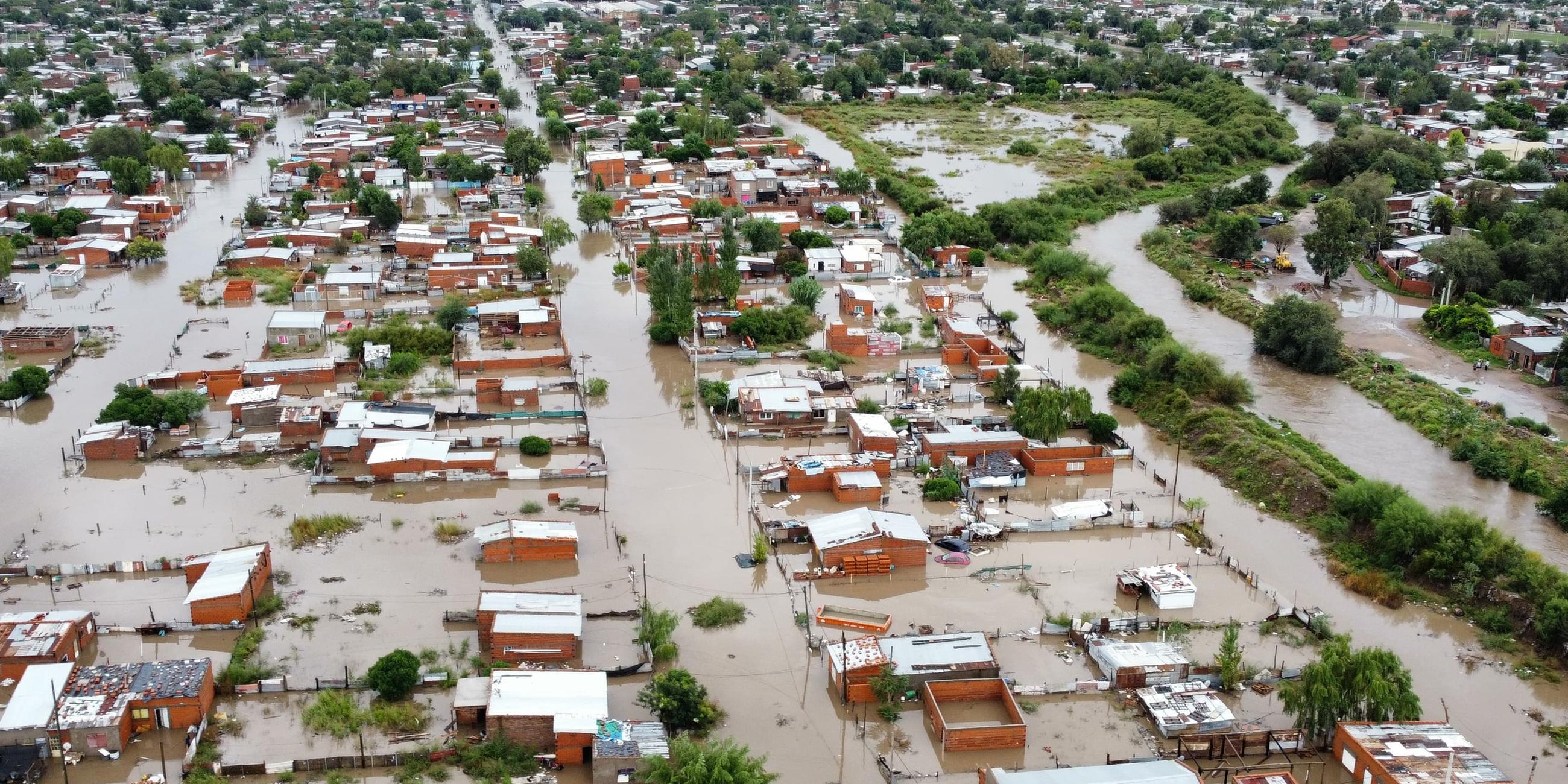 Luftaufnahme von überschwemmten Straßen in Bahia Blanca