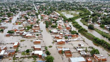 Luftaufnahme von überschwemmten Straßen in Bahia Blanca