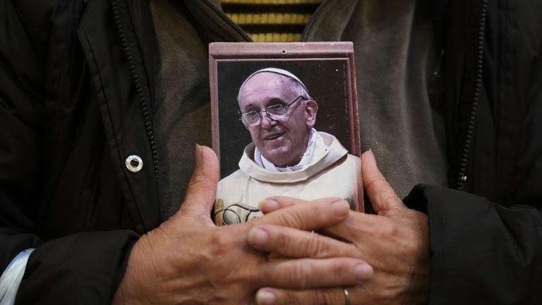 Ein Gläubiger hält ein Porträt des verstorbenen Papstes Franziskus in der Basilika San José de Flores, wo er als Jugendlicher betete, nachdem der Vatikan seinen Tod in Buenos Aires, Argentinien, bekannt gegeben hatte.