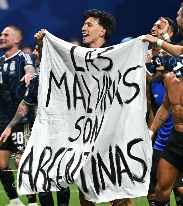 "Las Malvinas son argentinas" ("Die Malwinen sind argentinisch") steht auf einem Banner, den die Spieler Argentiniens nach dem Sieg gegen England im WM-Halbfinale tragen.