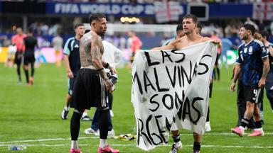 Auch die argentinischen Spieler hielten das Banner hoch, das einen Anspruch Argentiniens auf die britischen Falklandinseln behauptet.
