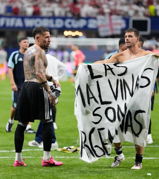 Auch die argentinischen Spieler hielten das Banner hoch, das einen Anspruch Argentiniens auf die britischen Falklandinseln behauptet.