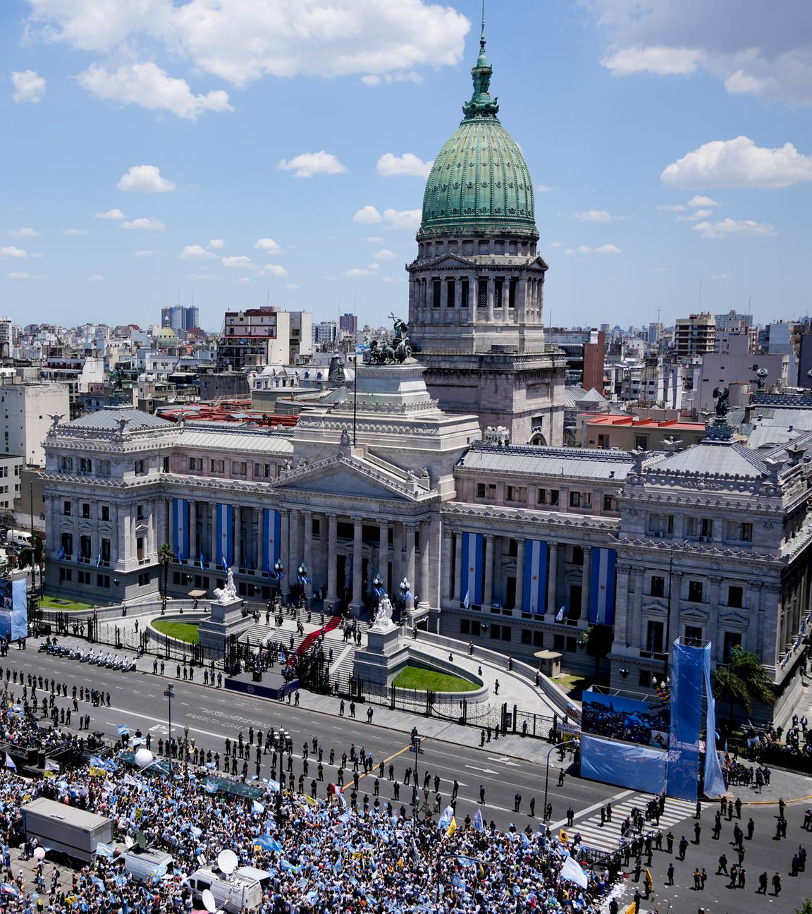 Menschenmengen auf dem Vorplatz des Kongress in Argentinien.