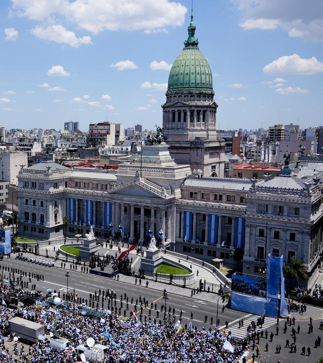 Menschenmengen auf dem Vorplatz des Kongress in Argentinien.