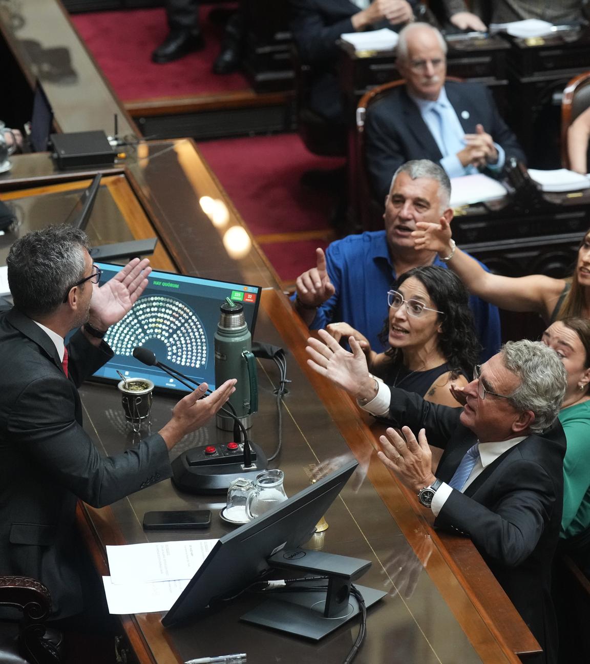 Oppositionelle Abgeordnete streiten mit dem Präsidenten der Abgeordnetenkammer, Martin Menem, während einer Debatte über einen von der Regierung von Präsident Javier Milei vorgeschlagenen Arbeitsmarktreformgesetzentwurf in Buenos Aires, Argentinien.