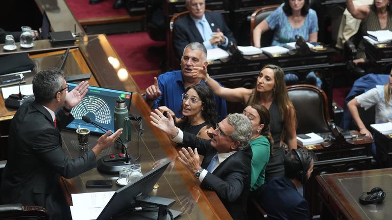 Oppositionelle Abgeordnete streiten mit dem Präsidenten der Abgeordnetenkammer, Martin Menem, während einer Debatte über einen von der Regierung von Präsident Javier Milei vorgeschlagenen Arbeitsmarktreformgesetzentwurf in Buenos Aires, Argentinien.