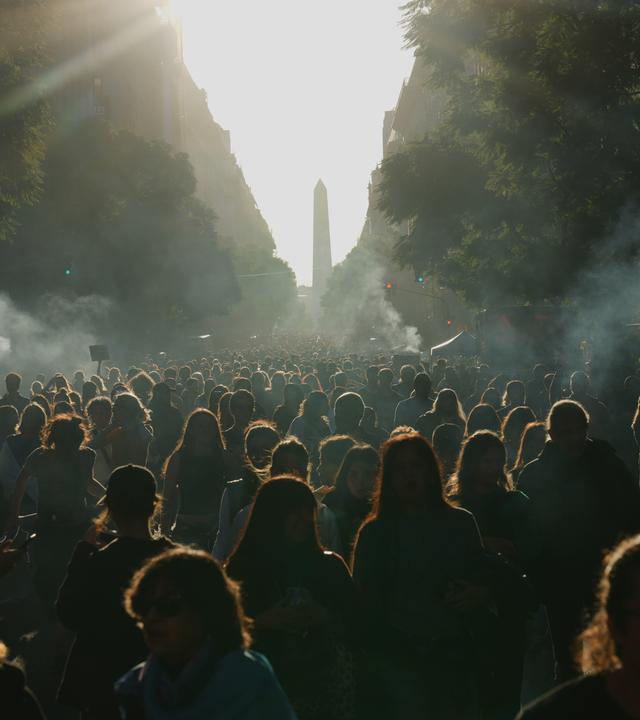 Menschen protestieren in Buenos Aires, Argentinien, und fordern von der Regierung von Präsident Milei die Einhaltung eines Finanzierungsgesetzes inmitten von tiefen Haushaltskürzungen. 