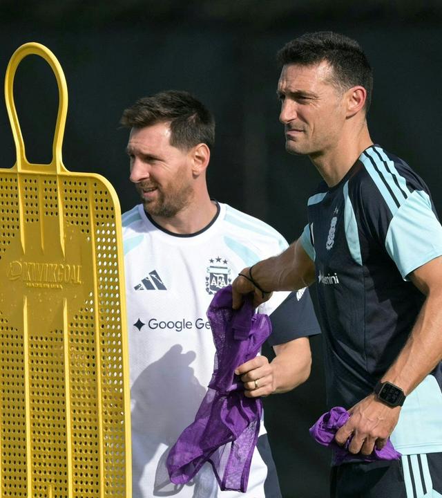 Der argentinische Stürmer Lionel Messi (Nr. 10, links) und Argentiniens Cheftrainer Lionel Scaloni nehmen während der Fußball-Weltmeisterschaft 2026 an einer Trainingseinheit im Sporting KC Training Centre in Kansas City teil.
