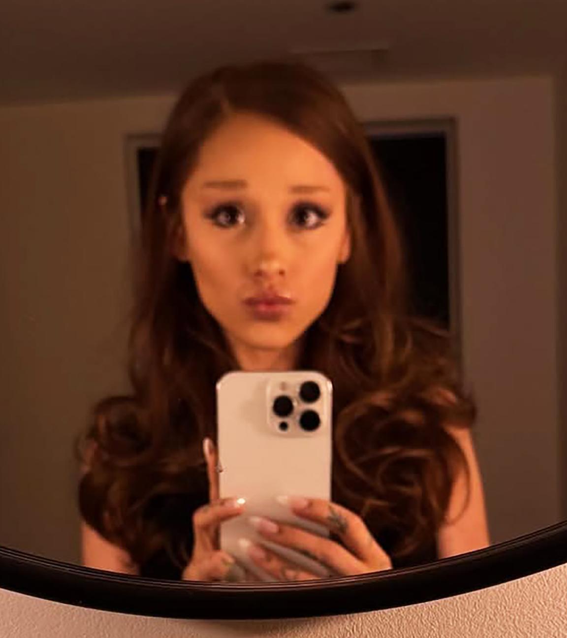 Ariana Grande präsentiert sich in einem Spiegelselfie mit neuer, dunklerer Haarfarbe.