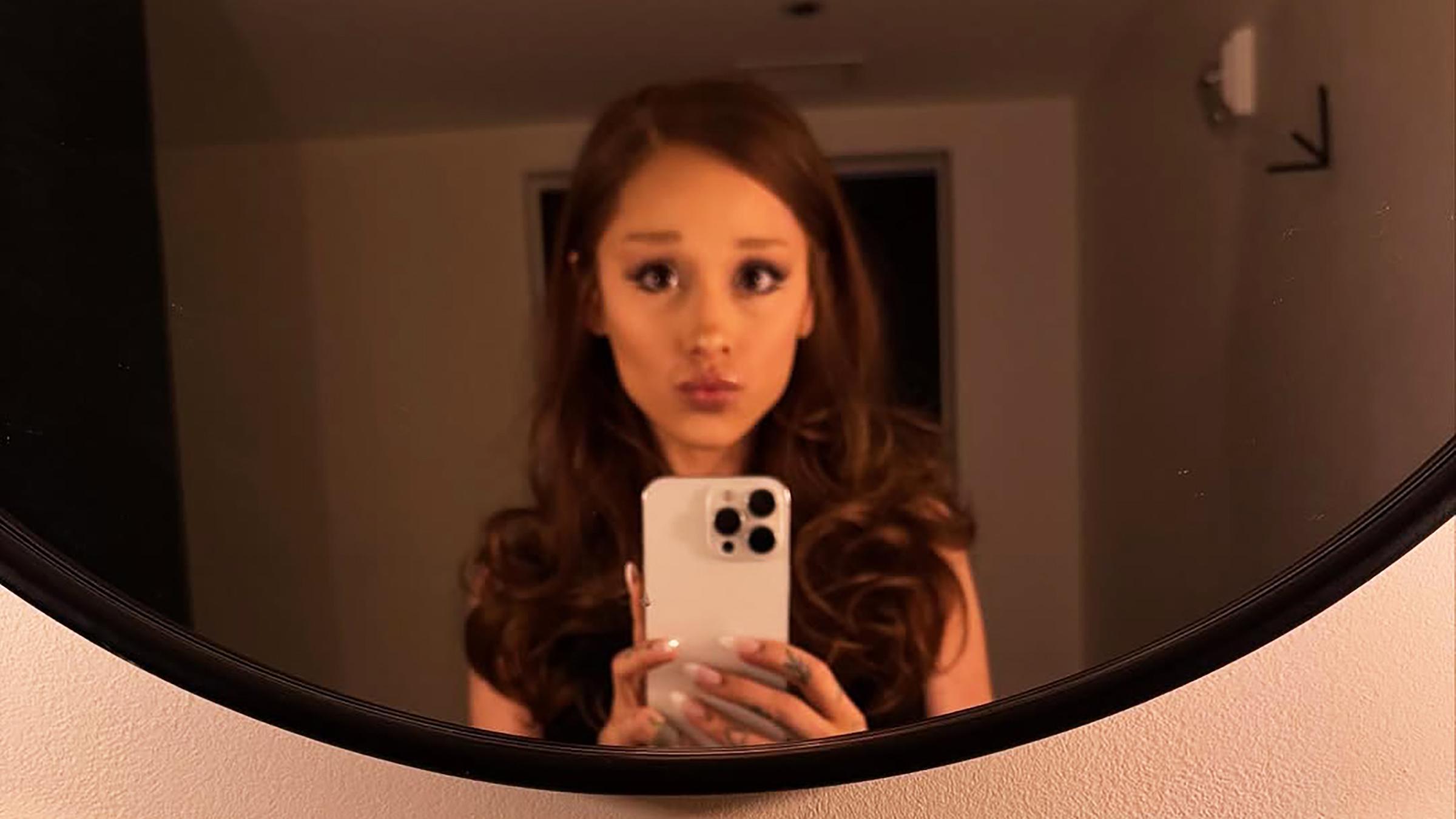 Ariana Grande präsentiert sich in einem Spiegelselfie mit neuer, dunklerer Haarfarbe.