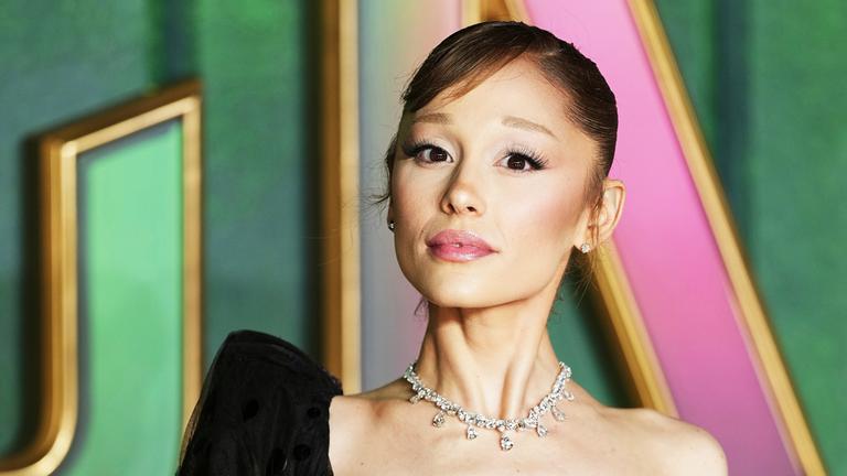 Ariana Grande posiert für Fotografen bei ihrer Ankunft bei der Premiere des Films "Wicked For Good" in London.