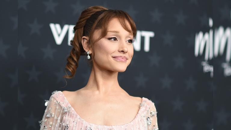 Sängerin Ariana Grande posiert bei einem Event für die Kamera.