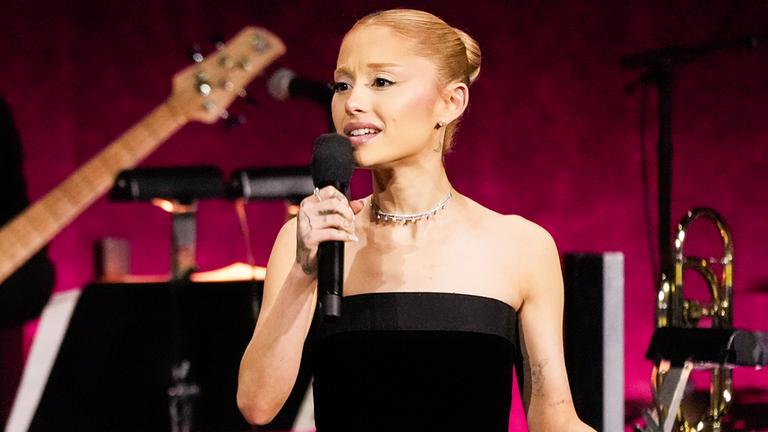 Ariana Grande singt auf einer Bühne.