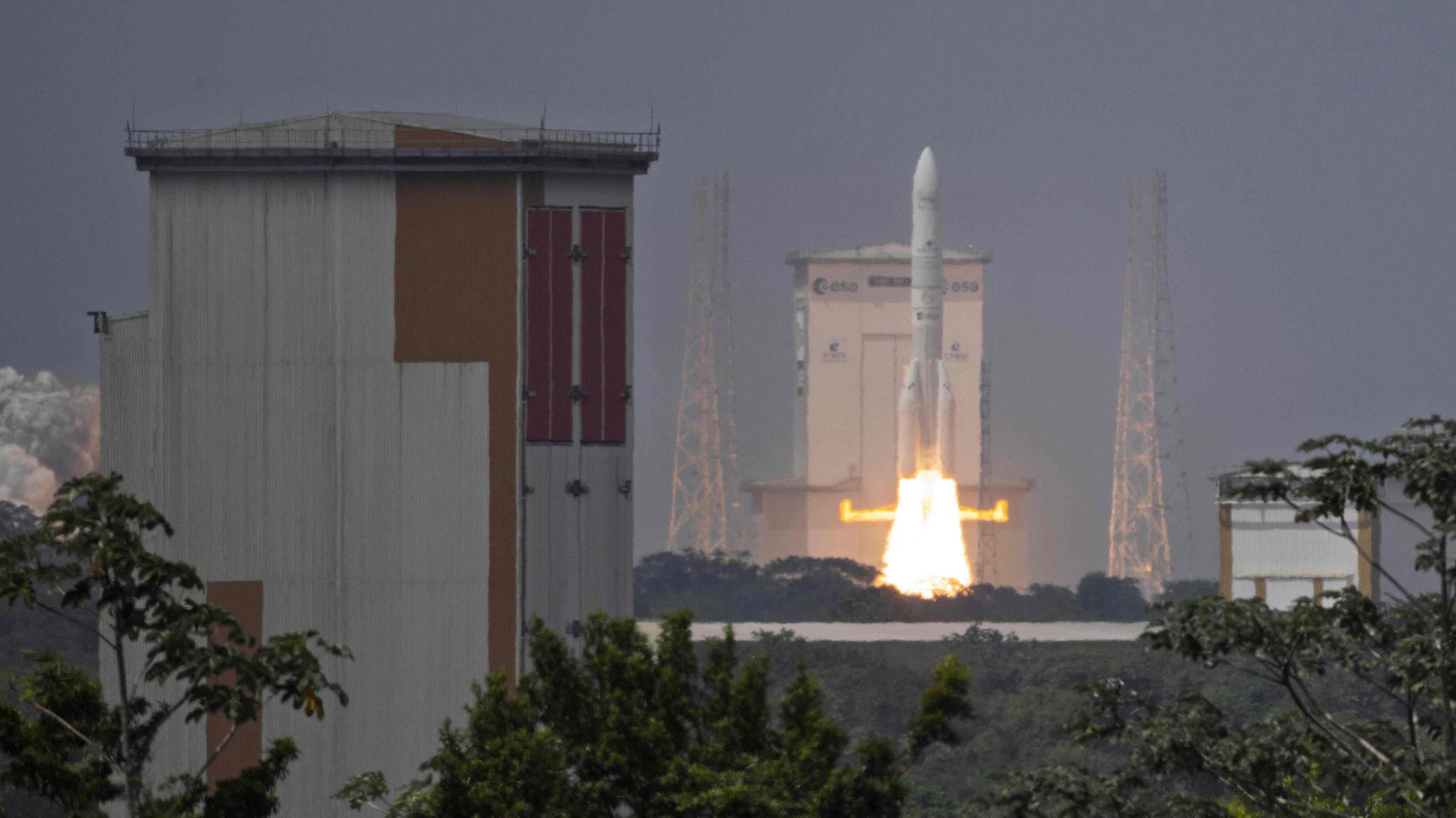 Ariane-6-Rakete startet am 12. Februar 2026 vom Weltraumbahnhof in Kourou, Französisch-Guayana, und bringt 32 Satelliten für das Amazon-Leo-Netzwerk ins All.