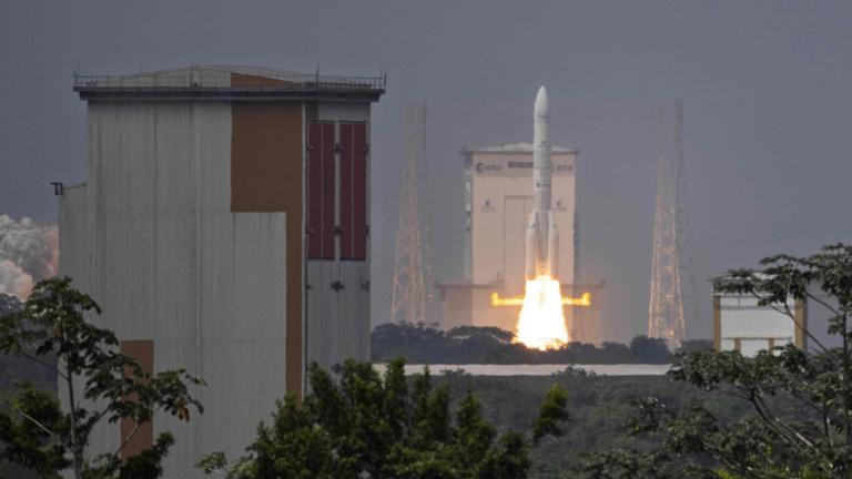 Ariane-6-Rakete startet am 12. Februar 2026 vom Weltraumbahnhof in Kourou, Französisch-Guayana, und bringt 32 Satelliten für das Amazon-Leo-Netzwerk ins All.