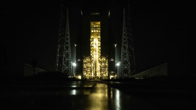 Die Trägerrakete Ariane 6 der Europäischen Weltraumorganisation (ESA) vor ihrem Jungfernstart im Raumfahrtzentrum Guayana in Kourou, Französisch-Guayana.