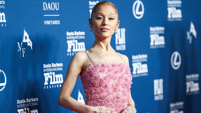 Die Sängerin Ariana Grande in einem rosa Kleid.