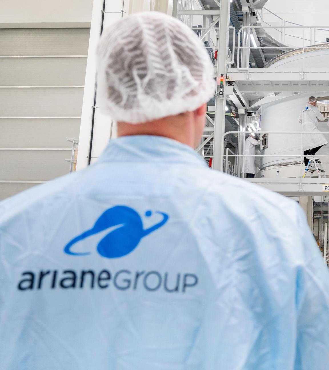 18.11.2025, Bremen: Mitarbeiter arbeiten an einer Intertankstruktur der Oberstufe einer Trägerrakete vom Typ Ariane 6 im Werk der ArianeGroup.