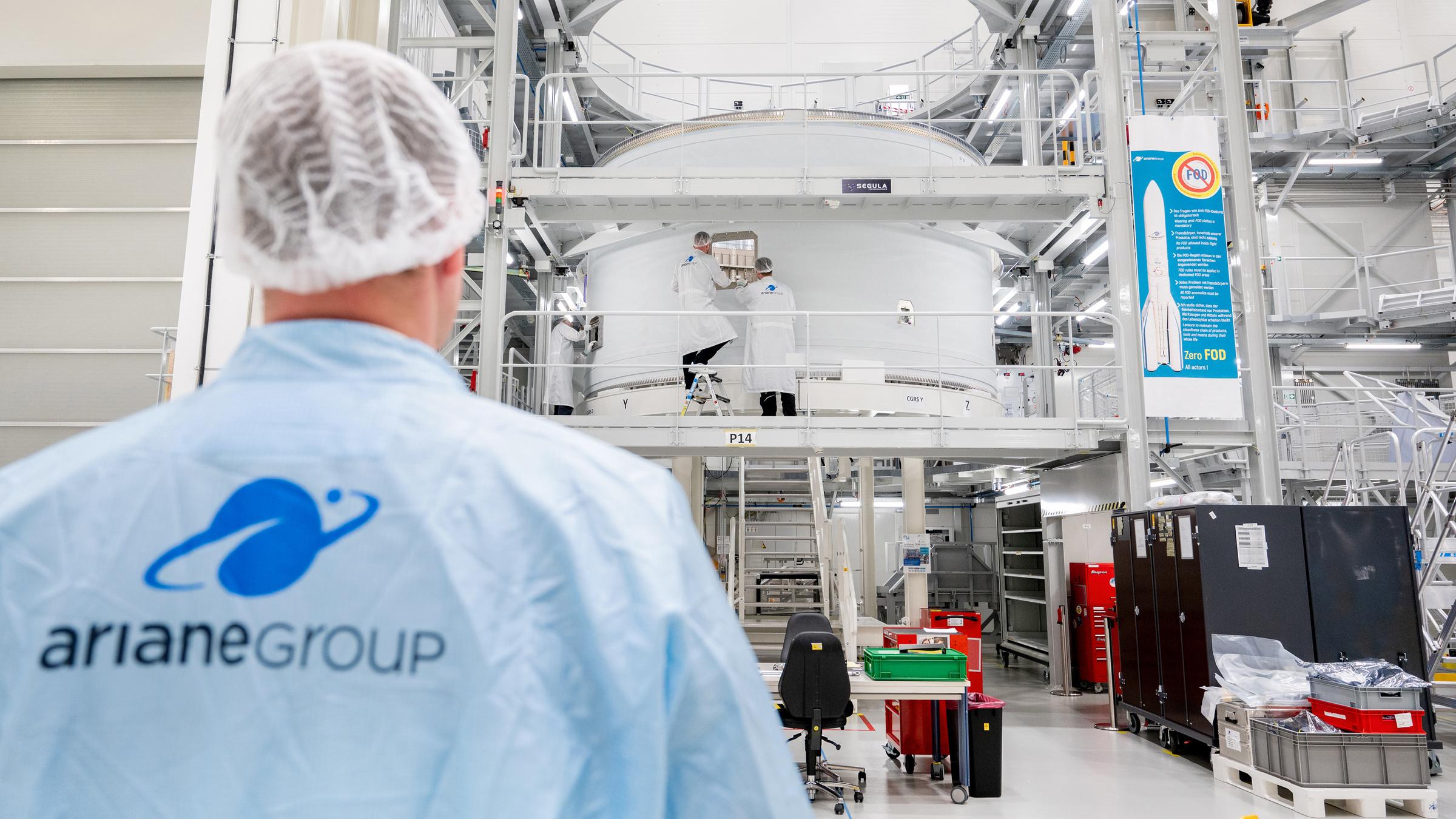 18.11.2025, Bremen: Mitarbeiter arbeiten an einer Intertankstruktur der Oberstufe einer Trägerrakete vom Typ Ariane 6 im Werk der ArianeGroup.