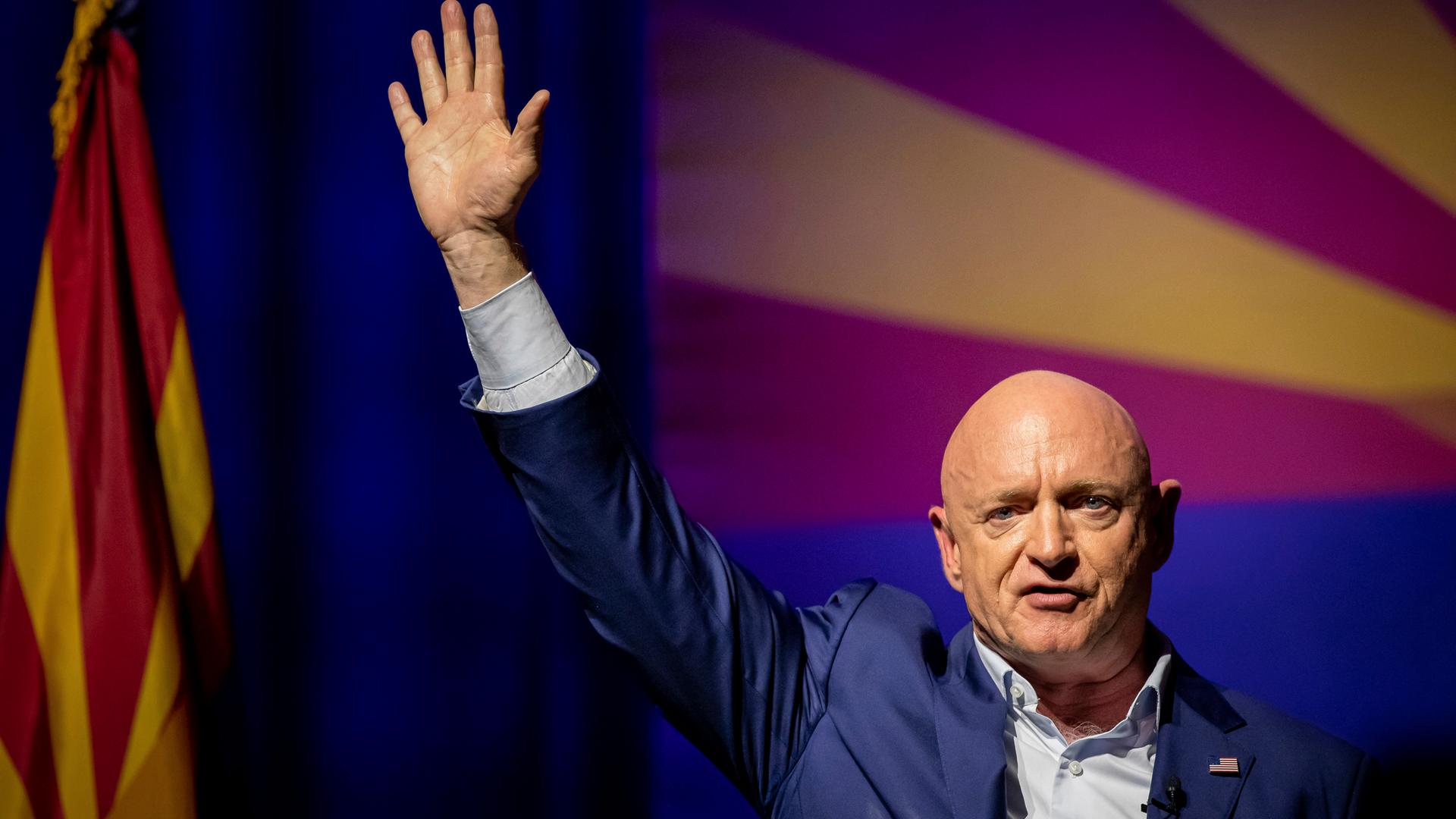 Mark Kelly winkt während der Wahl in Arizona.