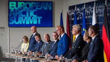 Friedrich Merz, Kaja Kallas und weitere Politiker*innen bei einer Pressebegegnung beim Arktis-Gipfel in Finnland.