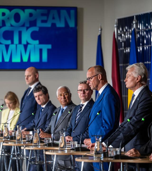 Friedrich Merz, Kaja Kallas und weitere Politiker*innen bei einer Pressebegegnung beim Arktis-Gipfel in Finnland.