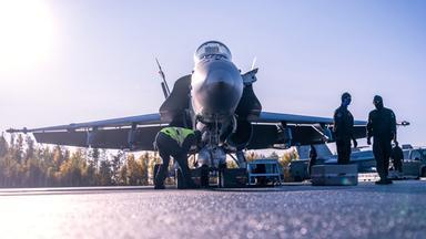 Finnland, Rovaniemi: Finnische Soldaten bereiten auf dem Luftwaffenstützpunkt Lapland Air Wing ein Mehrzweckkampfflugzeug F/A18 Hornet für eine Vorführung vor. Archivbild