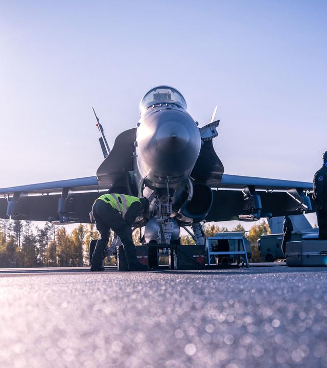 Finnland, Rovaniemi: Finnische Soldaten bereiten auf dem Luftwaffenstützpunkt Lapland Air Wing ein Mehrzweckkampfflugzeug F/A18 Hornet für eine Vorführung vor. Archivbild