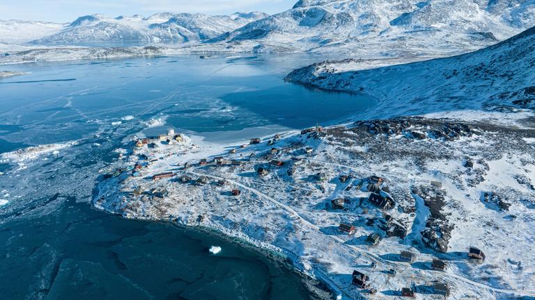Grönland, Kapisillit: Das Dorf Kapisillit in Grönland von oben gesehen.