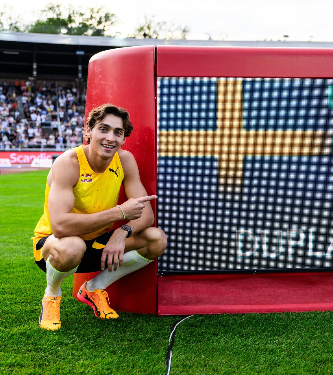 Schwedens Armand Duplantis jubelt nachdem er den Weltrekord über 6,28 Meter aufgestellt hat.