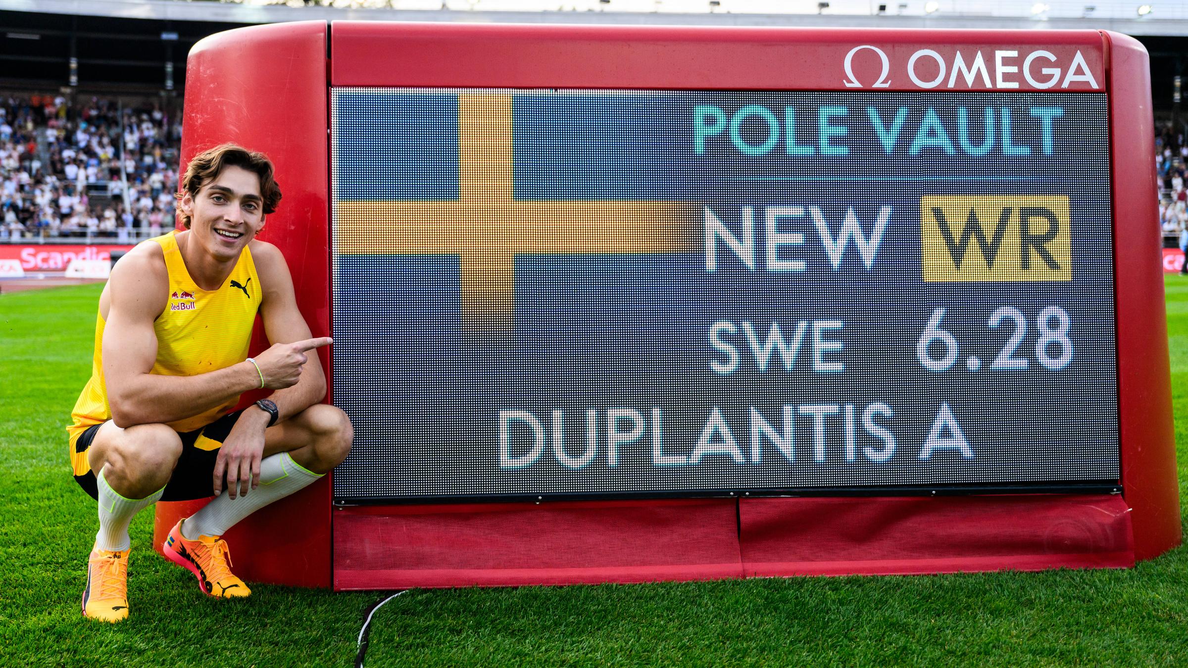 Schwedens Armand Duplantis jubelt nachdem er den Weltrekord über 6,28 Meter aufgestellt hat.