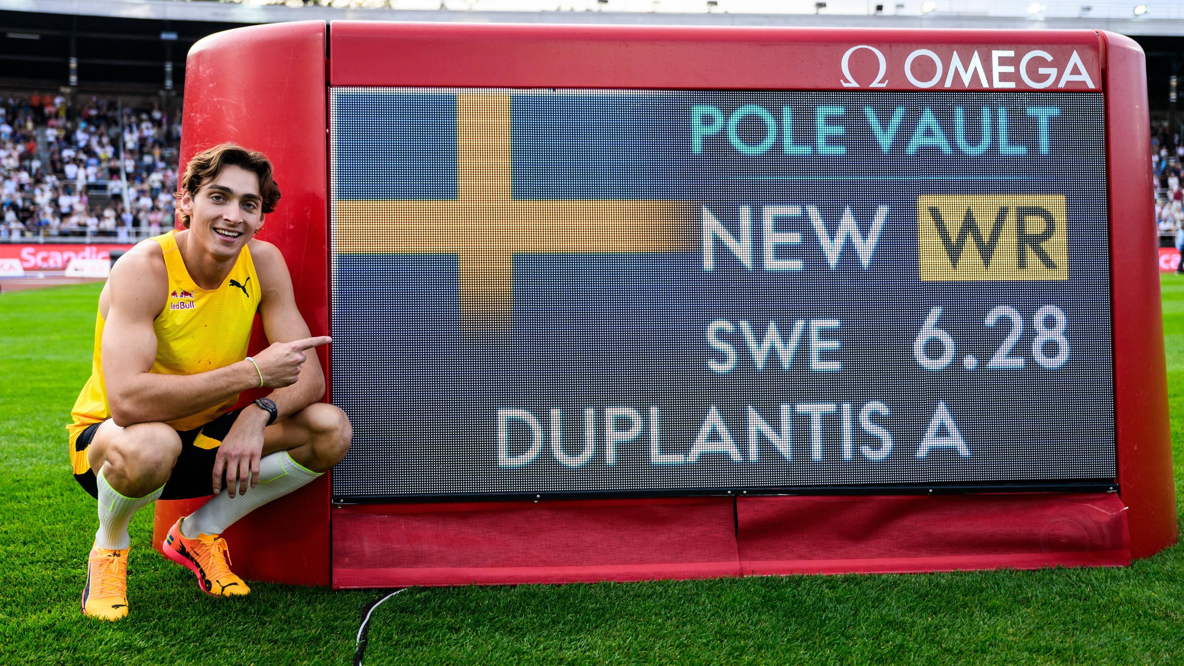 Schwedens Armand Duplantis jubelt nachdem er den Weltrekord über 6,28 Meter aufgestellt hat.