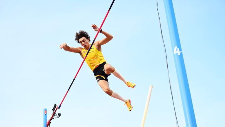 Schwedens Stabhochspringer Armand Duplantis in Aktion.