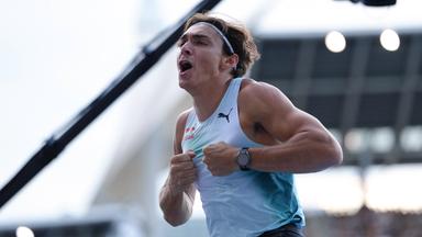 Stabhochspringer Armand Duplantis freut sich