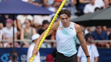 Armand Duplantis (Schweden) kämpft.