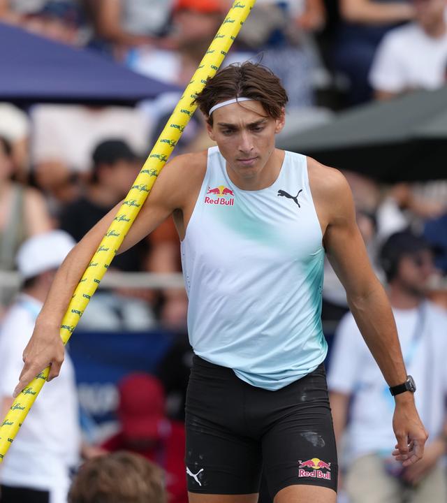 Armand Duplantis (Schweden) kämpft.