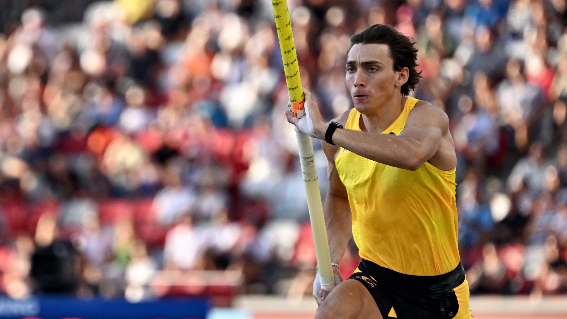 Der Schwede Armand Duplantis tritt beim Stabhochsprung der Männer beim Großen Preis von Ungarn in Budapest an.