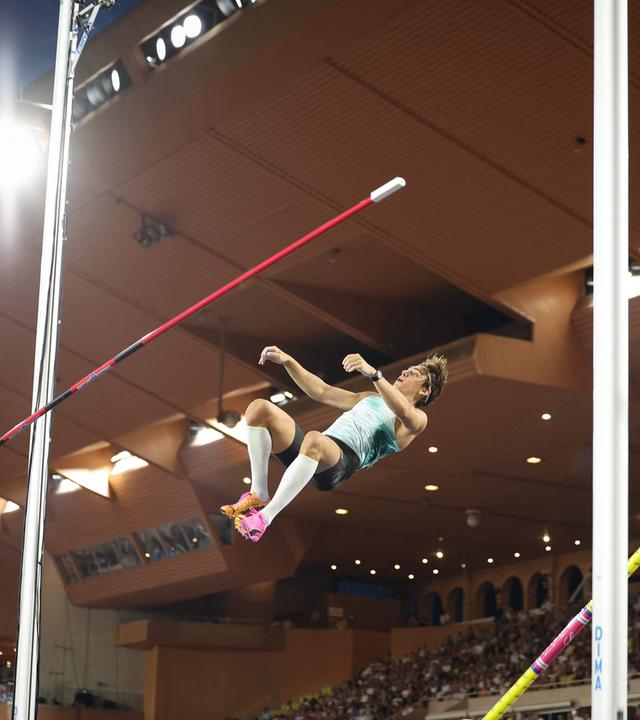Der Schwede Armand Duplantis tritt beim Herculis-Leichtathletik-Meeting im Stade Louis II in Monaco im Stabhochsprung der Männer an