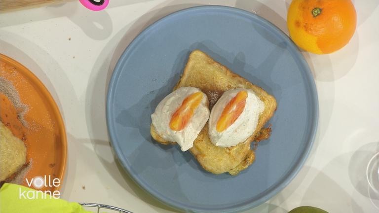 Süße Arme Ritter auf einem blauen Teller serviert.