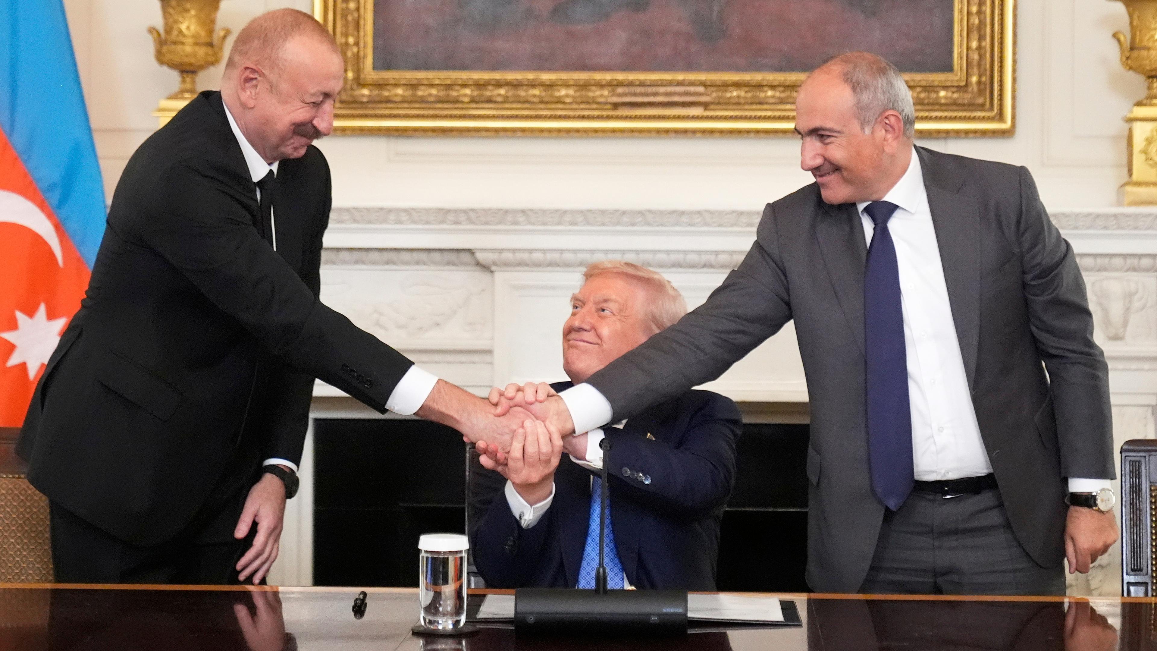 Der armenische Regierungschef Nikol Paschinjan und Aserbaidschans Präsident Ilham Aliyev bei einem Treffen mit US-Präsident Donald Trump.