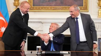 Der armenische Regierungschef Nikol Paschinjan und Aserbaidschans Präsident Ilham Aliyev bei einem Treffen mit US-Präsident Donald Trump.