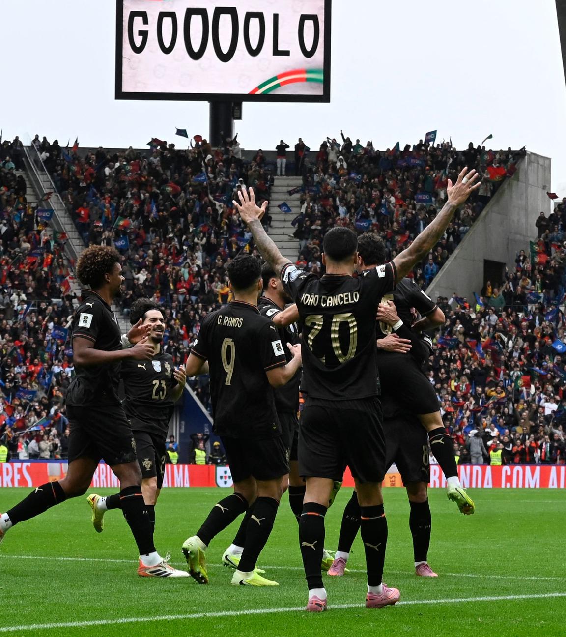 Portugals Spieler bejubeln das vierte Tor beim 9:1-Sieg über Armenien