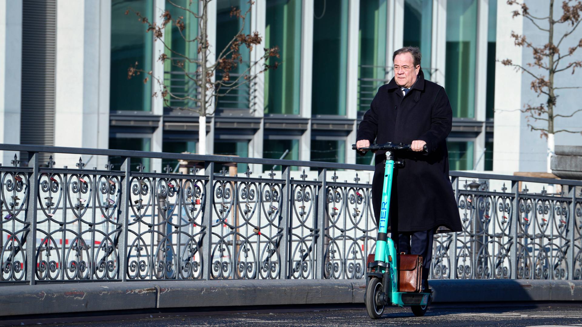 Archiv: Armin Laschet auf dem e-Scooter unterwegs in Berlin