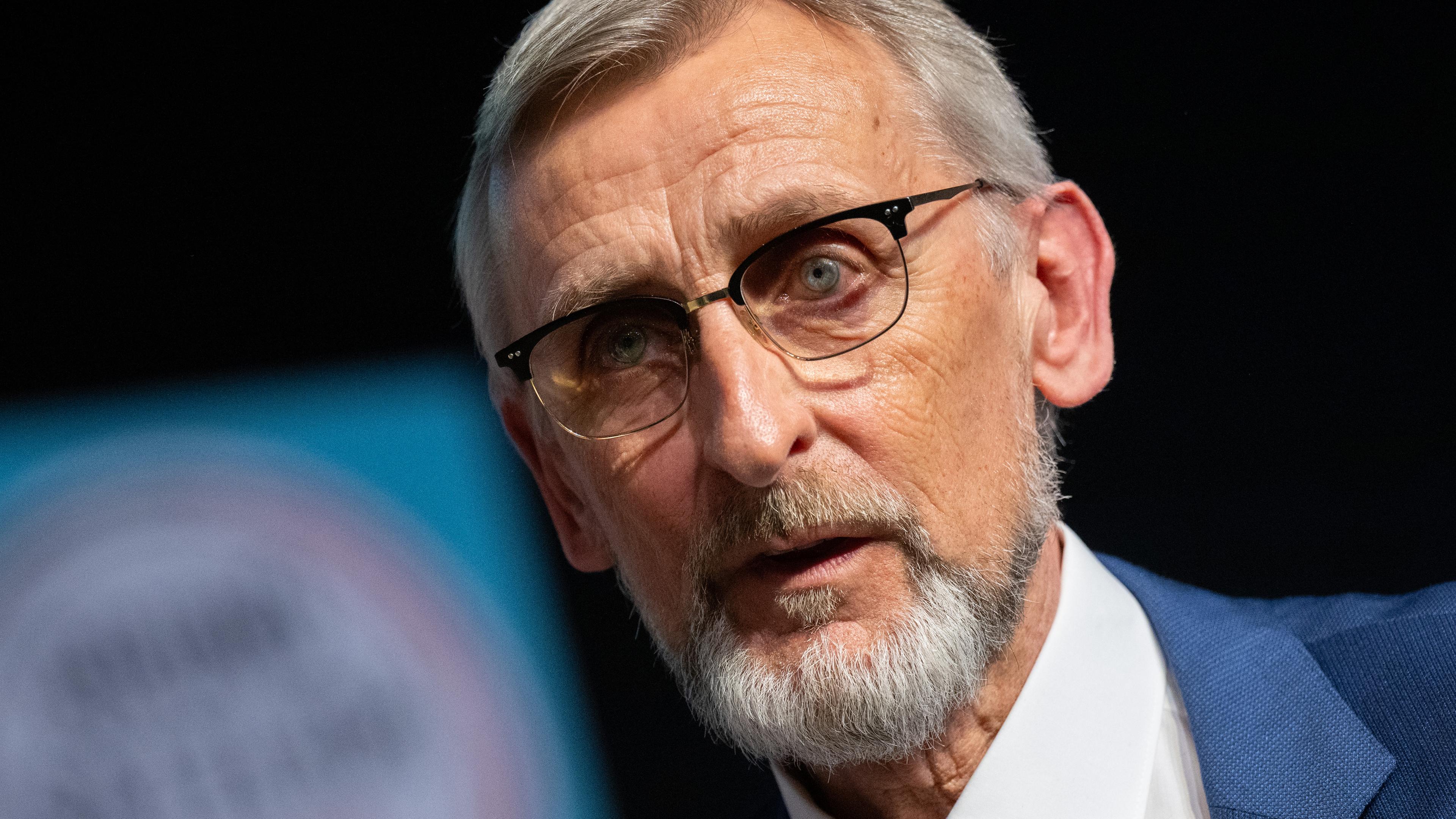 Armin Schuster steht während der CDU-Grundsatzprogrammkonferenz in Chemnitz am 29.02.2024 auf der Bühne.