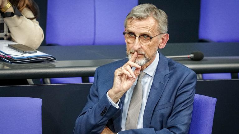 Armin Schuster nimmt an der Sitzung des Bundestags teil am 10.04.2024.