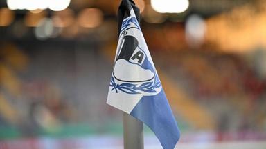 Eine Fahne mit dem Logo von Arminia Bielefeld im Stadion.