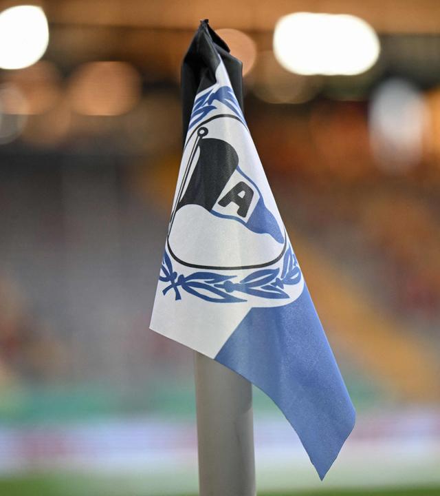Eine Fahne mit dem Logo von Arminia Bielefeld im Stadion.