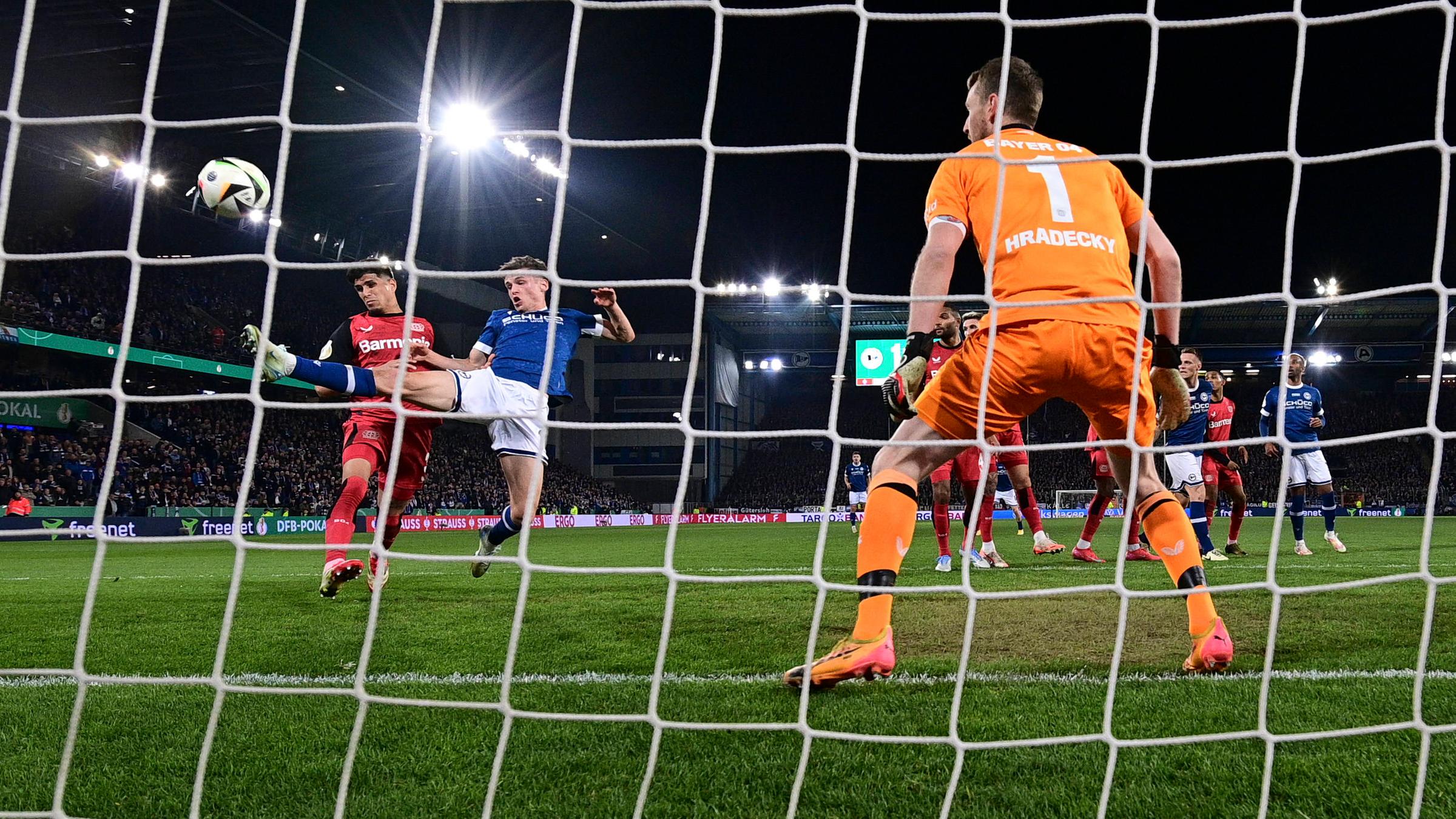 Maximilian Großer (Bielefeld) erzielt im DFB-Pokal-Halbfinale gegen Bayer Leverkusen das 2:1-Siegtor