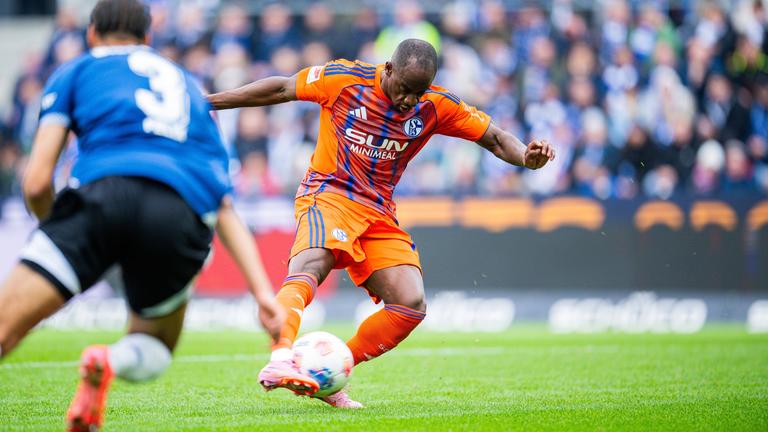 Christopher Antwi-Adjei (Schalke) kämpft.