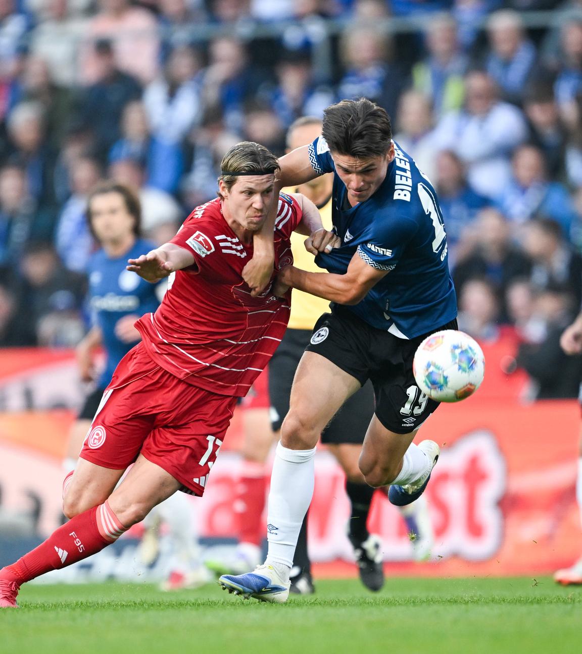 Cedric Itten (Duesseldorf) im Zweikampf gegen Maximilian Großer Grosser (Bielefeld).